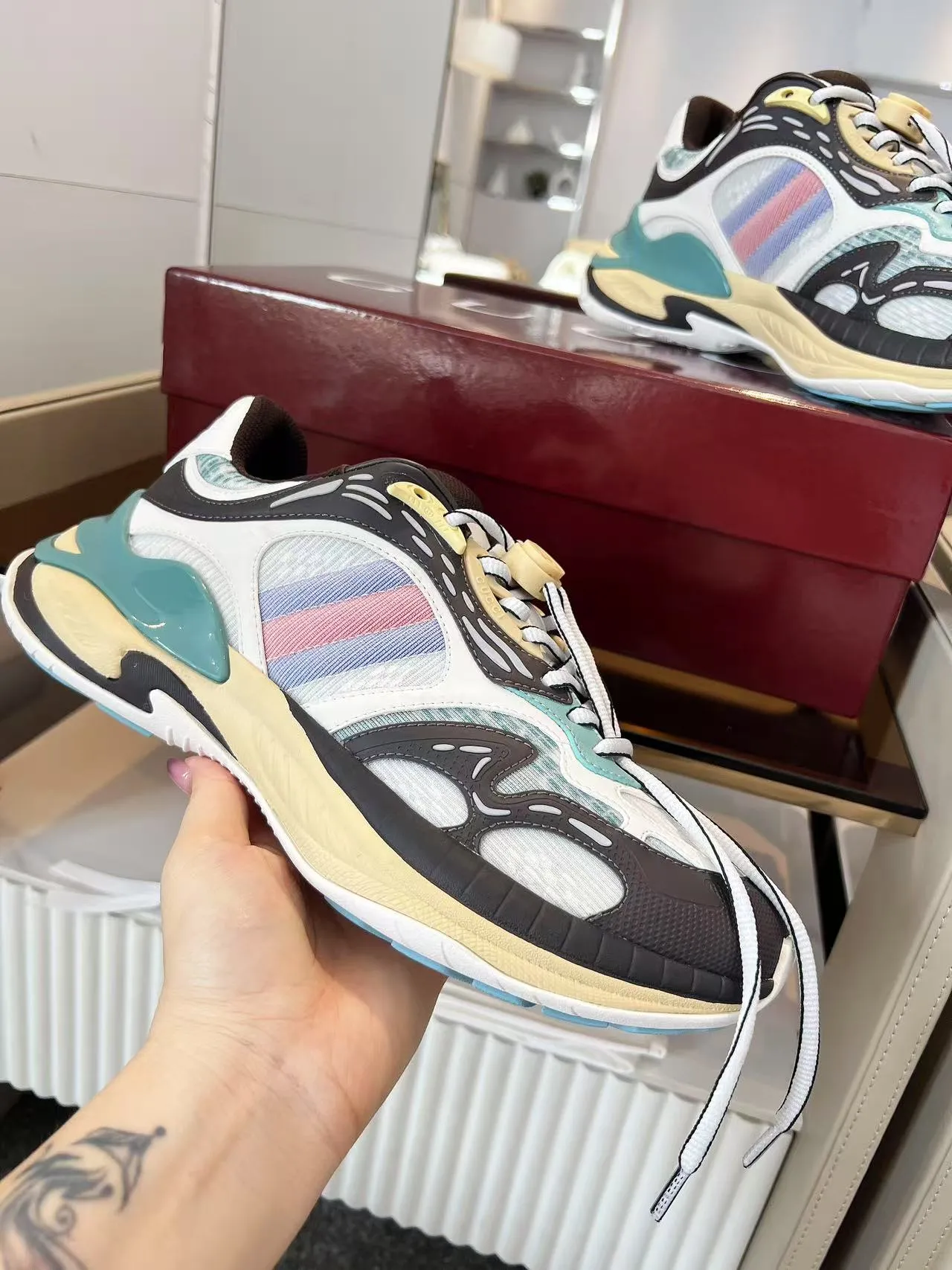 [G Home] P: 900💰 Only men’s models, Size::39-46, (46 customized) 2025Gucci couple series 2.0 sports shoes are made with heavy investment❤️‍🔥❤️‍🔥❤️‍🔥Renewed interpretation of the brand's iconic striped webbing elements😍😍When retro genes collide with futuristic design🎊🎊This new pair of Gucci shoes directly reaches the trend threshold💥 ✔️Color combination of caron contrast + classic stripes, GG reflective piping, visual impact, and comes with a high-light filter for street use ✔️ The structure is multi-layered with different materials, mesh is breathable, leather is shaped, and the outsole is a combination of EVA foam and TPU 😍😍😍Fashion and practicality are both online ✔️ Detailed double G midsole + iconic double G lock shoelaces, retro DNA is crazy and restless, and every step is based on the trendy aesthetic ❤️❤️❤️